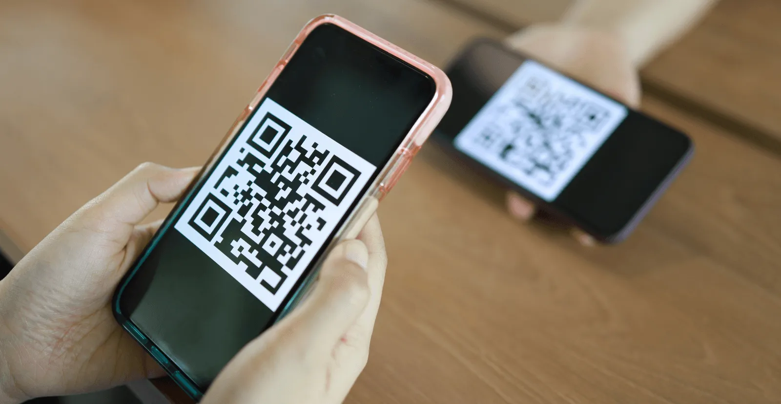 Kod QR prowadzący do ankiety online zeskanowany telefonem
